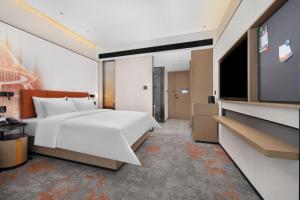 Postel nebo postele na pokoji v ubytování Hampton by Hilton Guangzhou Huangpu Sports Center