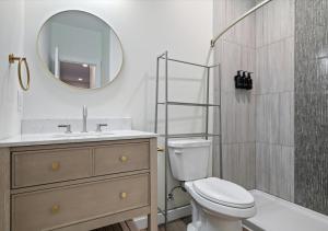 Un baño con inodoro, lavabo y espejo. en Fall at Golden Goose including King Bed, Parking, Security and Laundry, en Evansville 11 fotos más