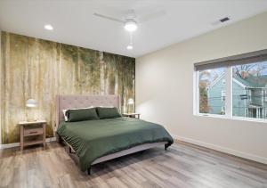 Un dormitorio con una cama y una ventana en Fall at Golden Goose including King Bed, Parking, Security and Laundry, en Evansville