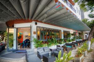 Vrt pred nastanitvijo The BackPacker Hotel