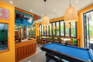 Miza za biljard v nastanitvi The BackPacker Hotel