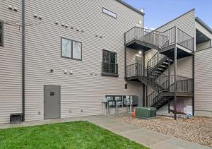 un edificio con una escalera de caracol en su lateral en Fall at Golden Goose including King Bed, Parking, Security and Laundry, en Evansville