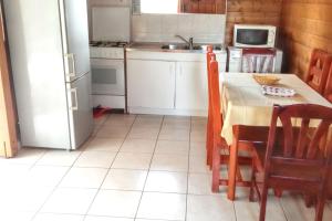 O bucătărie sau chicinetă la Maison charmante à Sainte-Anne avec jardin.