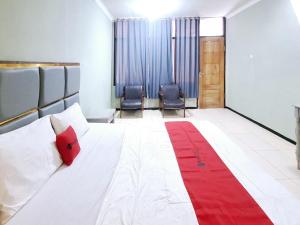 Postel nebo postele na pokoji v ubytování RedDoorz near Stadion Semeru Lumajang Jawa Timur