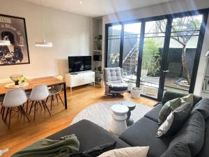 una sala de estar con un sofá y una mesa en TWO FIVE ZERO RICHMOND four bedroom cityviews lockup garage, en Melbourne