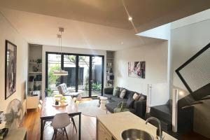 una sala de estar con un sofá y una mesa en TWO FIVE ZERO RICHMOND four bedroom cityviews lockup garage, en Melbourne 21 fotos más