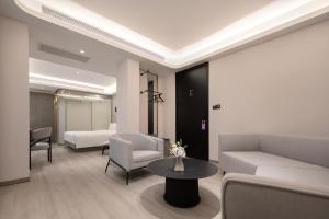 una sala de estar con un sofá y una mesa en Atour X Hotel Wuhan Wuhan Yellow Crane Tower Yangtze River Bridge, en Han-yang-hsien