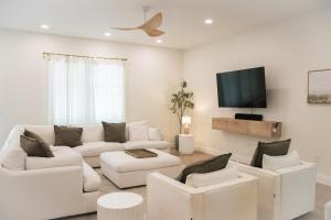 TV a/nebo společenská místnost v ubytování Sleeps 22! Ocean Views, Pool, FREE Golf Cart