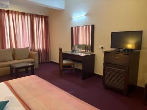TV a/nebo společenská místnost v ubytování Hotel Janaki