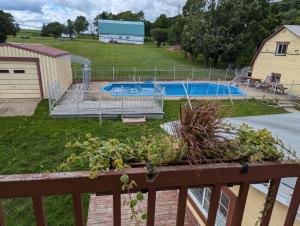 a balcony with a yard with a swimming pool at Les Appartements de Belle-Maman in Saint Francois De I'lle d'Orleans