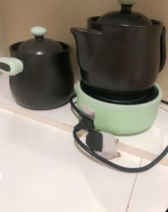 瓜拉丁加奴Cozy single bedroom with shared bathroom的架子上放着两个锅