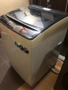 瓜拉丁加奴Cozy single bedroom with shared bathroom的台面上的一个白色烤面包机