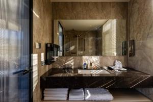 Koupelna v ubytování Taohuawu Mountain Luxury Villa Hotel + 37 fotografií