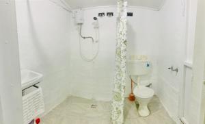 Ένα μπάνιο στο Private Double Room - Tonga Coral Cottage