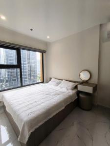 ein Schlafzimmer mit einem Bett und einem großen Fenster in der Unterkunft Glory Heights - Vinhomes Grank Park in Long Bình