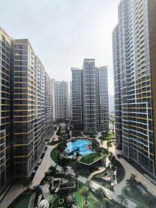 eine Luftaufnahme einer Stadt mit einem Pool und Gebäuden in der Unterkunft Glory Heights - Vinhomes Grank Park in Long Bình