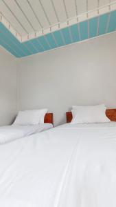 Postel nebo postele na pokoji v ubytování Aloha Guest House Nias