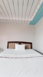 Postel nebo postele na pokoji v ubytování Aloha Guest House Nias