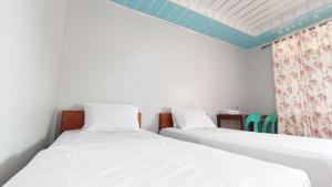 Postel nebo postele na pokoji v ubytování Aloha Guest House Nias