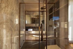 Ένα μπάνιο στο Taohuawu Mountain Luxury Villa Hotel