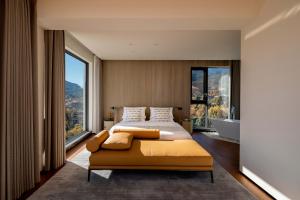 Postel nebo postele na pokoji v ubytování Taohuawu Mountain Luxury Villa Hotel