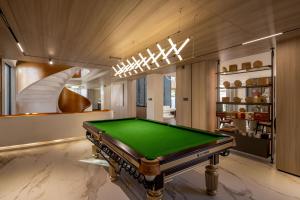 Τραπέζι μπιλιάρδου στο Taohuawu Mountain Luxury Villa Hotel
