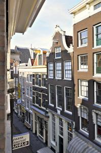- une vue sur une rue de la ville avec des bâtiments dans l'établissement Hotel Luxer, à Amsterdam