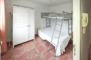Un pat sau paturi într-o cameră la Maison de vacances confortable avec jardin et terrasse au Lavandou