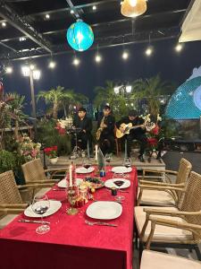 Charmpearl Hotel & Suites餐厅或其他用餐的地方