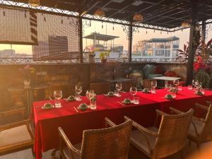 Charmpearl Hotel & Suites餐厅或其他用餐的地方
