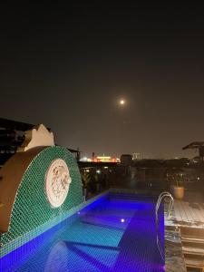 Charmpearl Hotel & Suites内部或周边的泳池