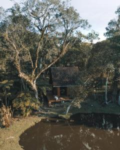 ein kleines Haus inmitten eines Flusses in der Unterkunft Cabana aconchegante em meio à natureza in Morro Reuter