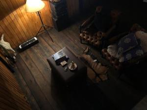 eine Draufsicht auf ein Wohnzimmer mit einer Couch in der Unterkunft Cabana aconchegante em meio à natureza in Morro Reuter