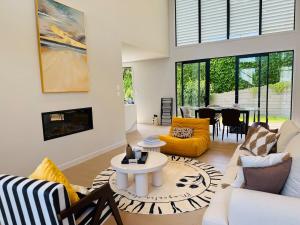 una sala de estar con un sofá y una mesa en Brand new Luxury home in Remuera, en Auckland