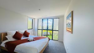 Un dormitorio con una cama con un animal de peluche encima. en Brand new Luxury home in Remuera, en Auckland
