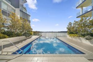 金斯顿Stylish 1-Bed Retreat Steps from Foreshore的建筑物侧面的游泳池