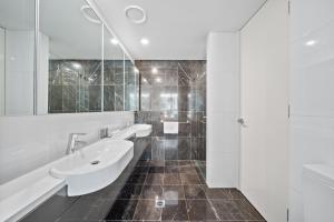 Un baño de Stylish 1-Bed Retreat Steps from Foreshore 15 fotos más