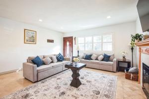 Una sala de estar con dos sofás y una chimenea. en Peaceful Oasis, en Anaheim