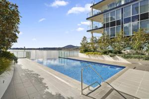 La alberca dentro o cerca de Stylish 1-Bed Retreat Steps from Foreshore