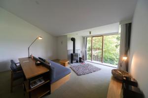 箱根Hakone Retreat Före的客厅设有蓝色的沙发和大窗户