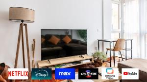Telewizja i/lub zestaw kina domowego w obiekcie Exclusivo "Gran Bilbao" Suite Deluxe PARKING OPCIONAL