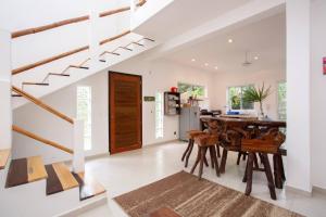 Mini Pini Birdwatching and cenote loft4 you only في كوزوميل: غرفة طعام مع طاولة ودرج