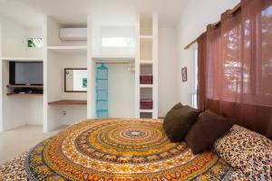 Mini Pini Birdwatching and cenote loft4 you only في كوزوميل: غرفة نوم بسرير كبير ونافذة كبيرة +56 صورة