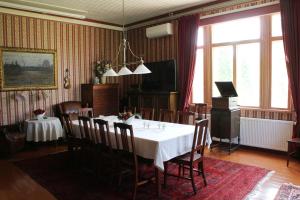 comedor con mesa blanca y sillas en Woikoski Feeling - Kirjokiven Kartano, en Joutsenlahti