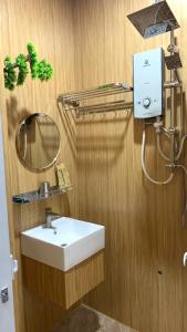 a bathroom with a sink and a mirror at Thien Phu Homestay and Coffee - Mang Den in Kon Von Kla