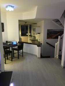 eine Küche und ein Esszimmer mit einem Tisch und einem Laptop in der Unterkunft City Marina 78 in Cuxhaven