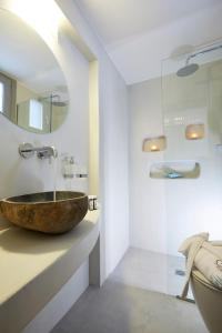 Ένα μπάνιο στο Eolia Kamari Villa