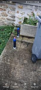 zwei Flaschen auf dem Boden neben einer Bank in der Unterkunft Rosny Sous Bois centre ville charmant appartement in Rosny-sous-Bois + 101 Fotos