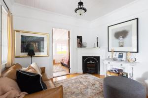 Μια τηλεόραση ή/και κέντρο ψυχαγωγίας στο Exclusive Luxury Designer Cottage Estate for 10 - Peaceful Retreat Just 8 Minutes from Maleny +22 φωτογραφίες