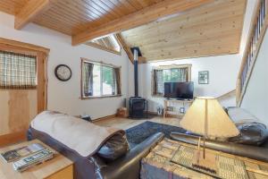 a living room with a leather couch and a table at Bear Hideaway in Packwood
